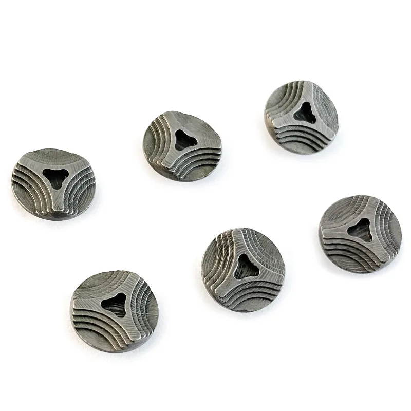 Tornillo M4 individual mostrando el patrón Damasco