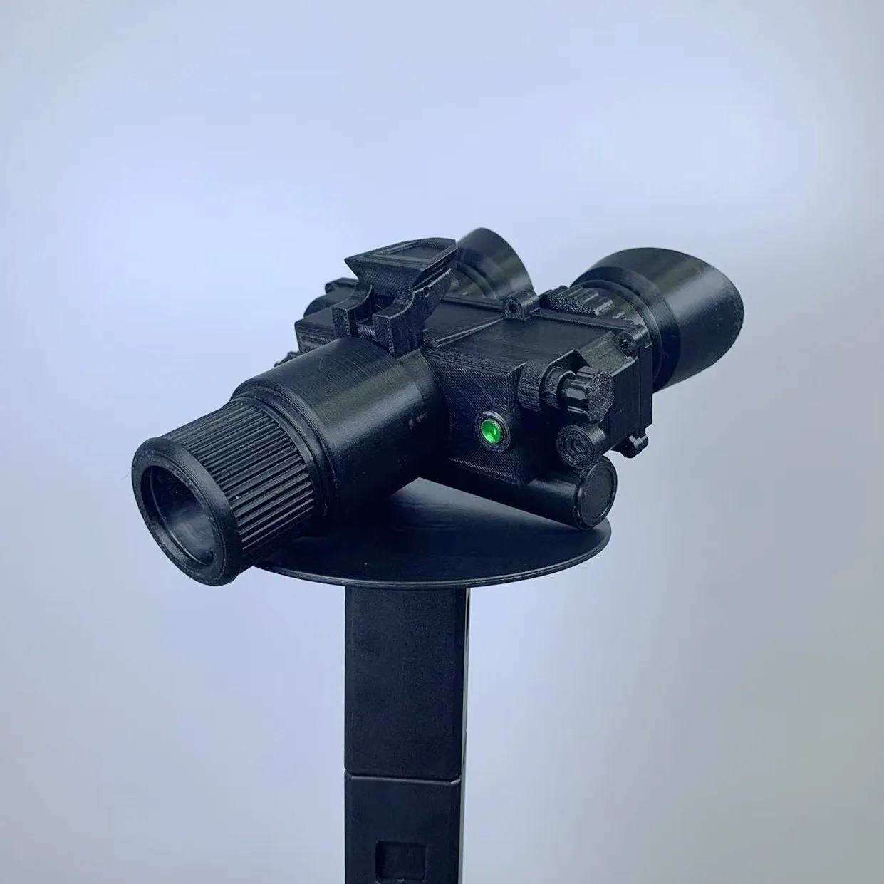 Casco táctico estilo T7 con montajes NVG para utilería