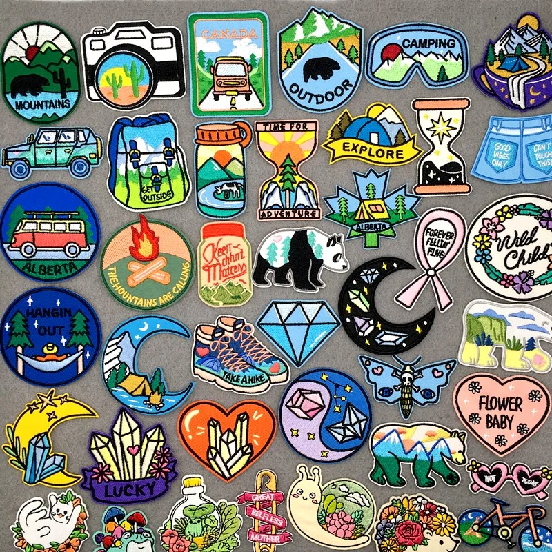 Parche bordado con diseño de montañas listo para aplicar