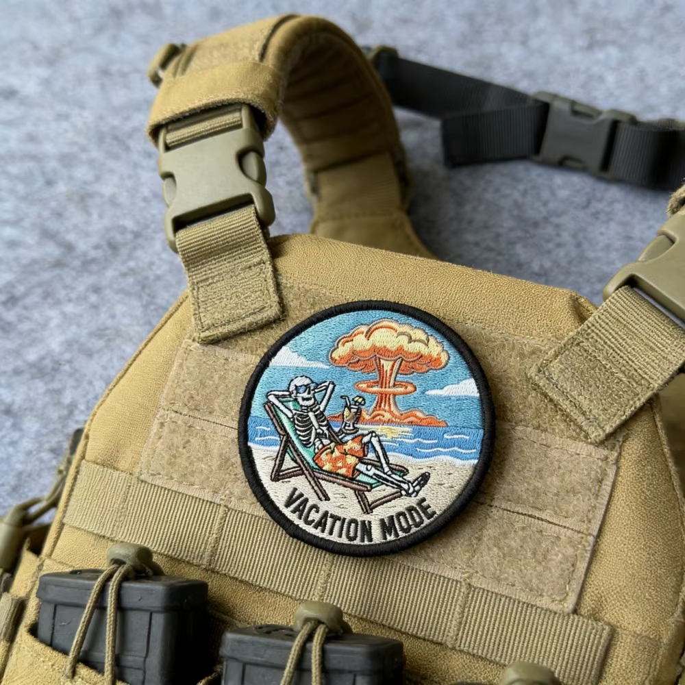 Detalle del bordado y estilo de insignia táctica
