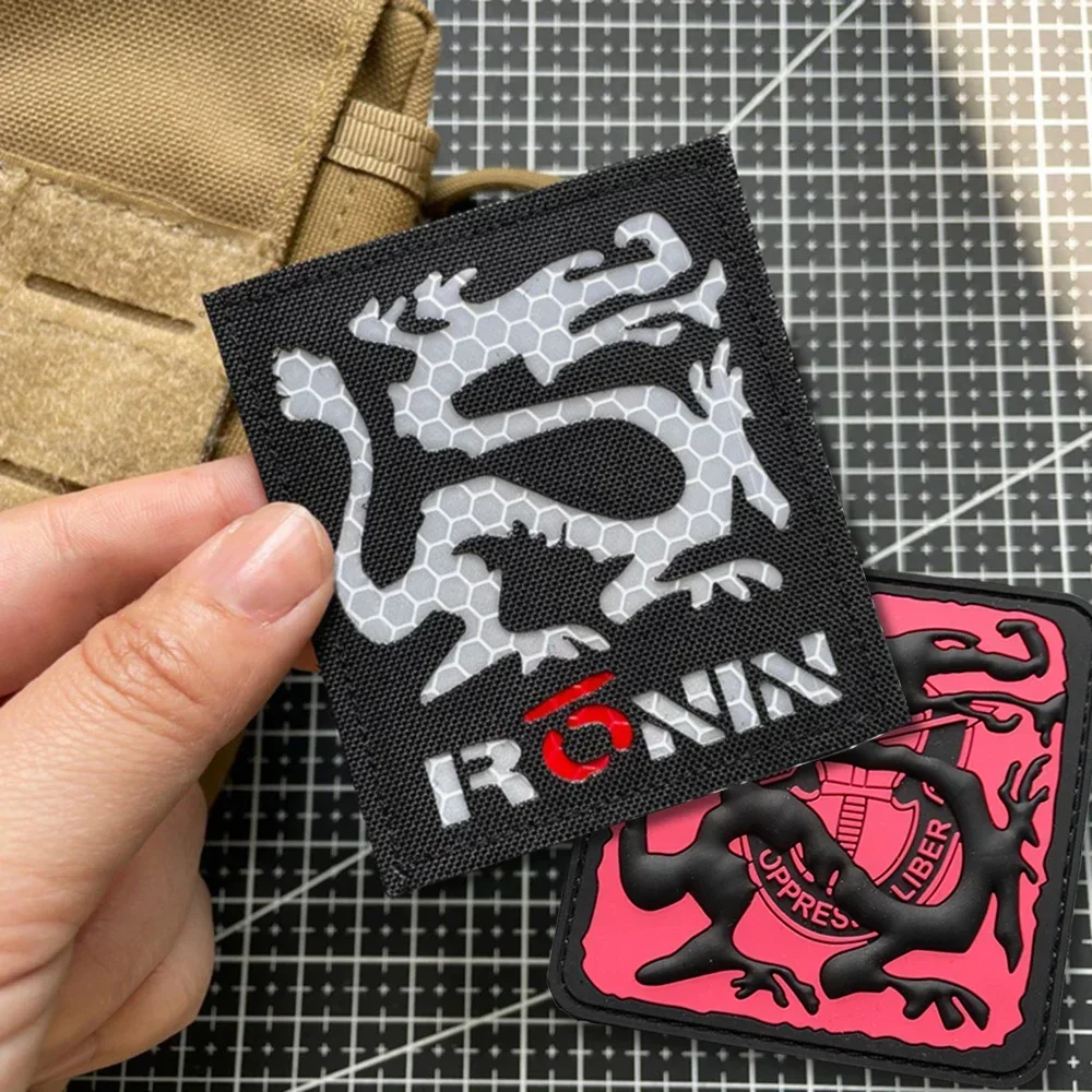 Ronin Parche táctico dragón negro PVC con velcro para mochila militar - imagen 3