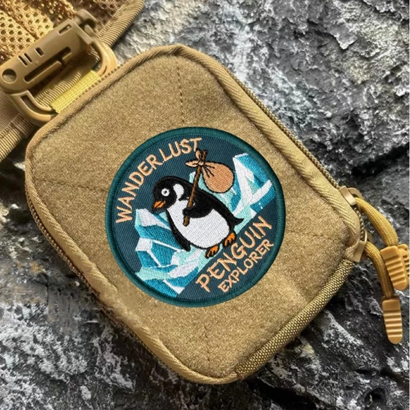 Parche táctico bordado pingüino explorador con velcro para mochila - imagen 5