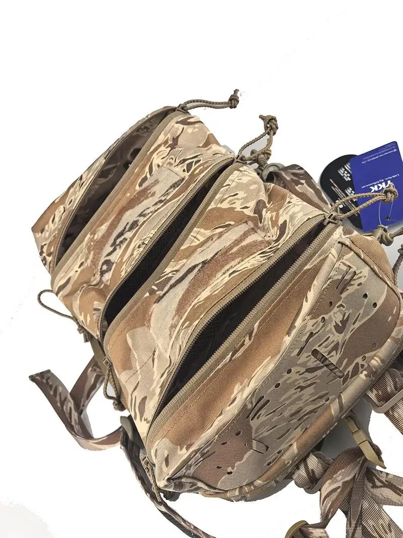 Detalle de la bolsa táctica y sus zonas de acceso