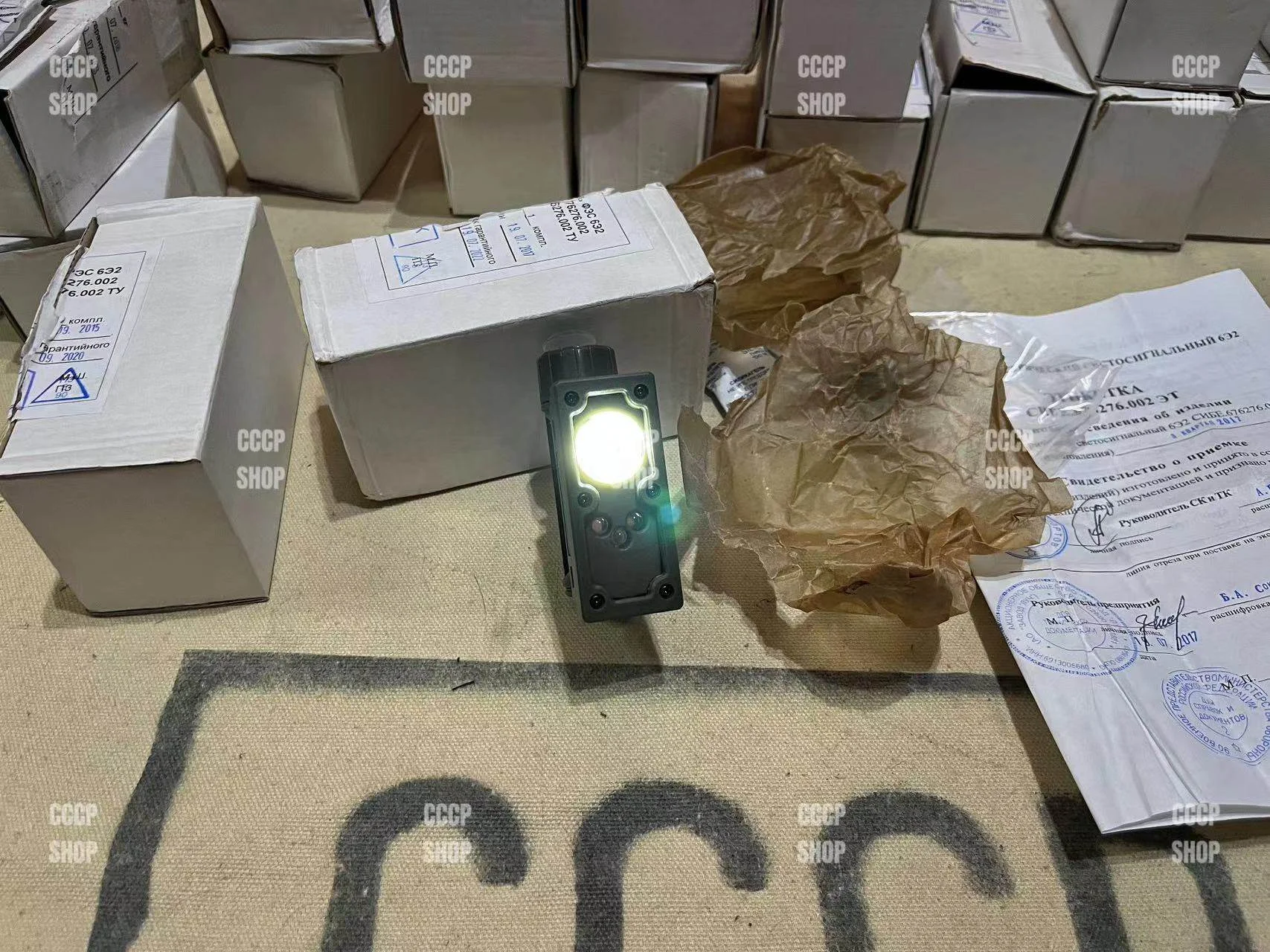 Detalle de la lámpara para casco táctica