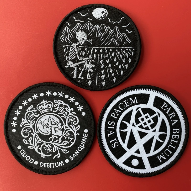 Parche táctico de calavera con lema latino
