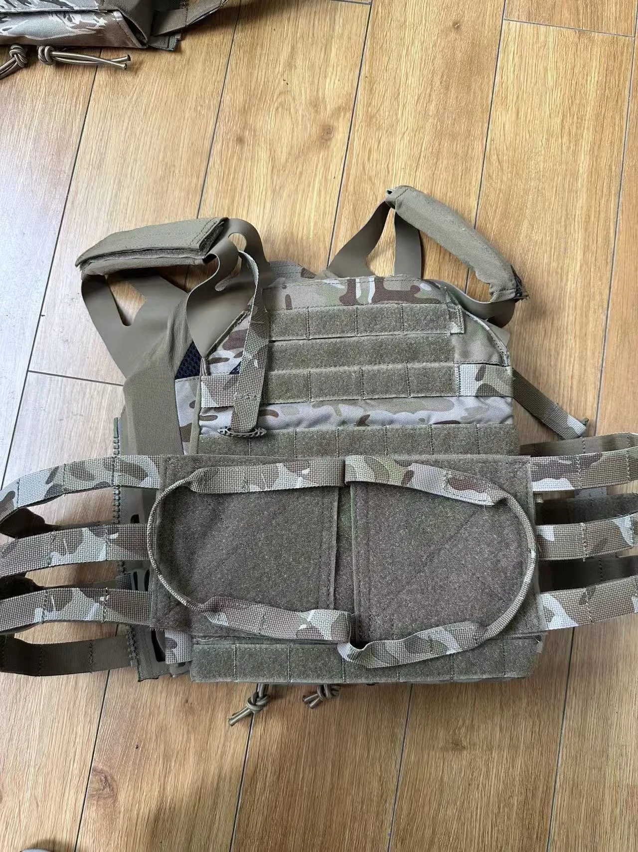 Chaleco camuflado MCTP MCAD AOR en uso