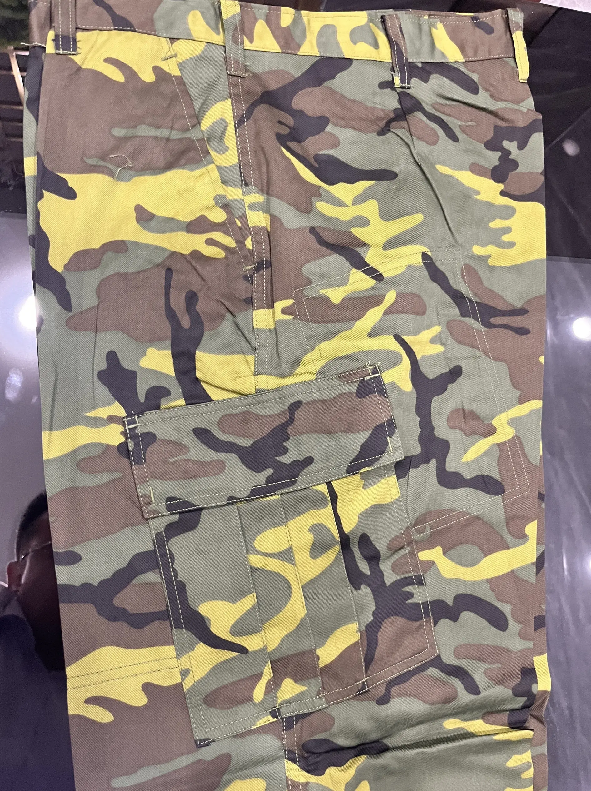 Traje BDU completo en posición de entrenamiento