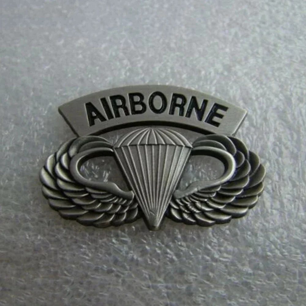 Detalle del pin tipo medalla con alas