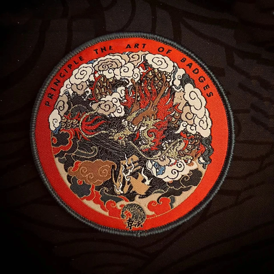 Detalle del bordado en relieve del parche de dragón