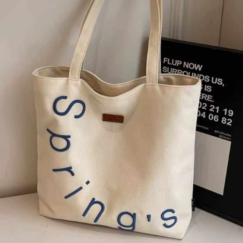 Bolso bandolera de lona bordado con letras