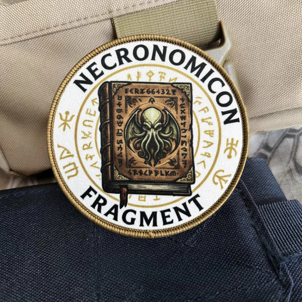 Parche táctico Necronomicon Cthulhu con Velcro gancho y bucle - imagen 2