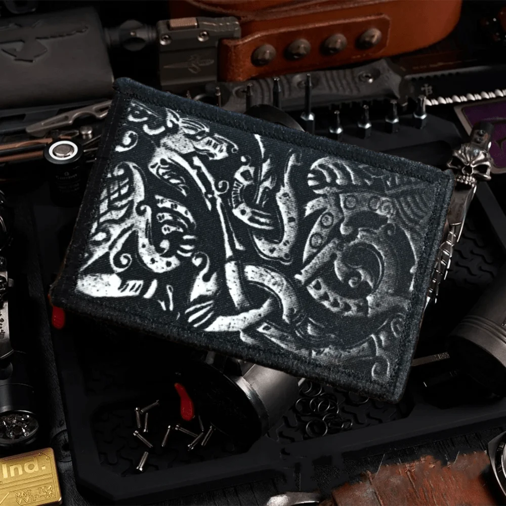 Parche táctico de lobo en acero con diseño militar
