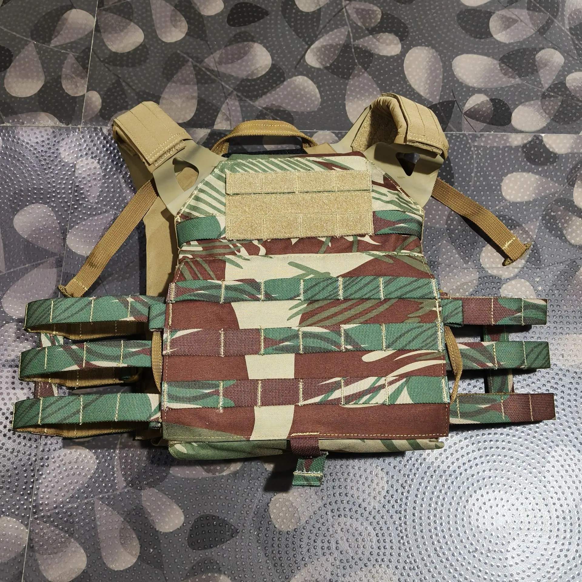 Chaleco táctico TAZ16 en vista frontal con patrón camuflaje