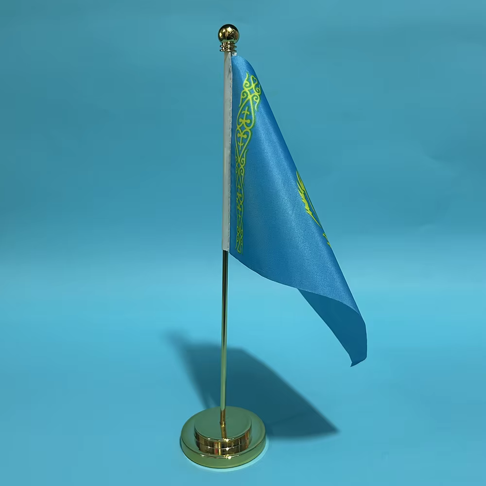 Bandera de Kazajstán en ambiente de oficina