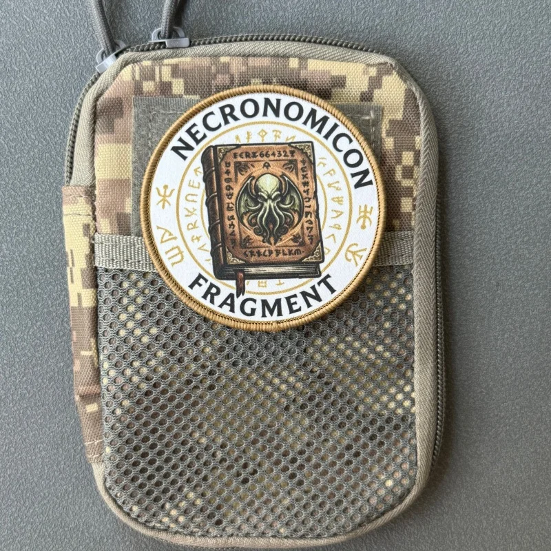 Parche Necronomicon con gancho y bucle para mochila y brazalete