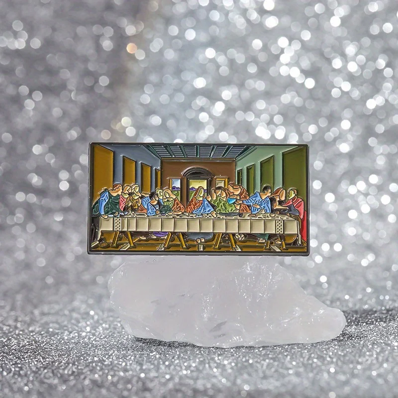 Broche sobre prenda oscura