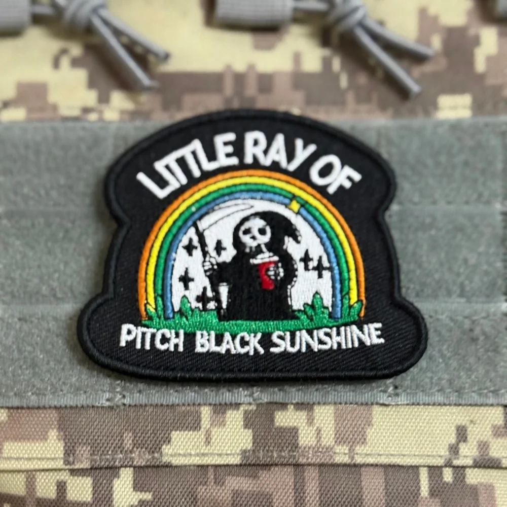 Parche táctico bordado LITTLE RAY OF PITCH BLACK SUNSHINE velcro ropa - imagen 4