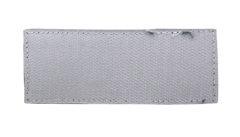 Detalle de bordado con línea azul