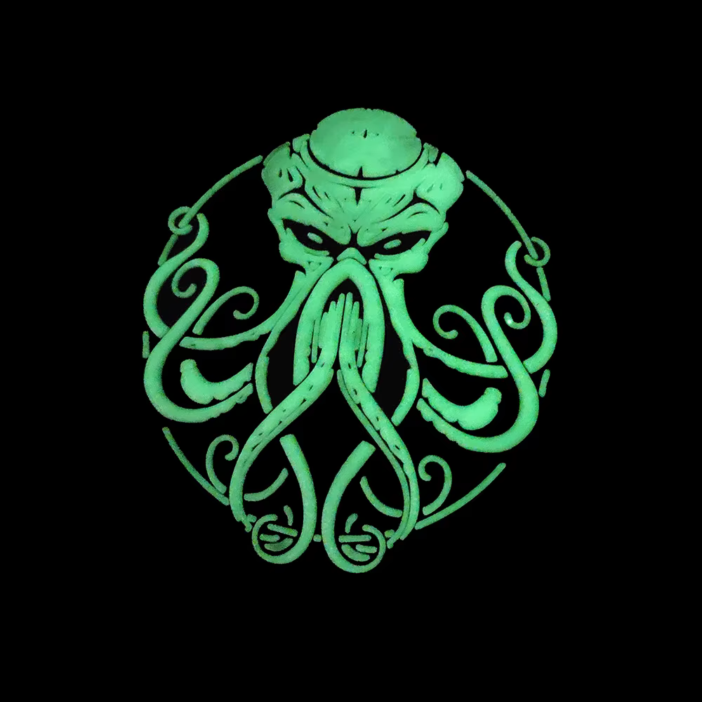 Parche 3D Cthulhu con efecto glow – PVC para mochilas y equipamiento - imagen 5