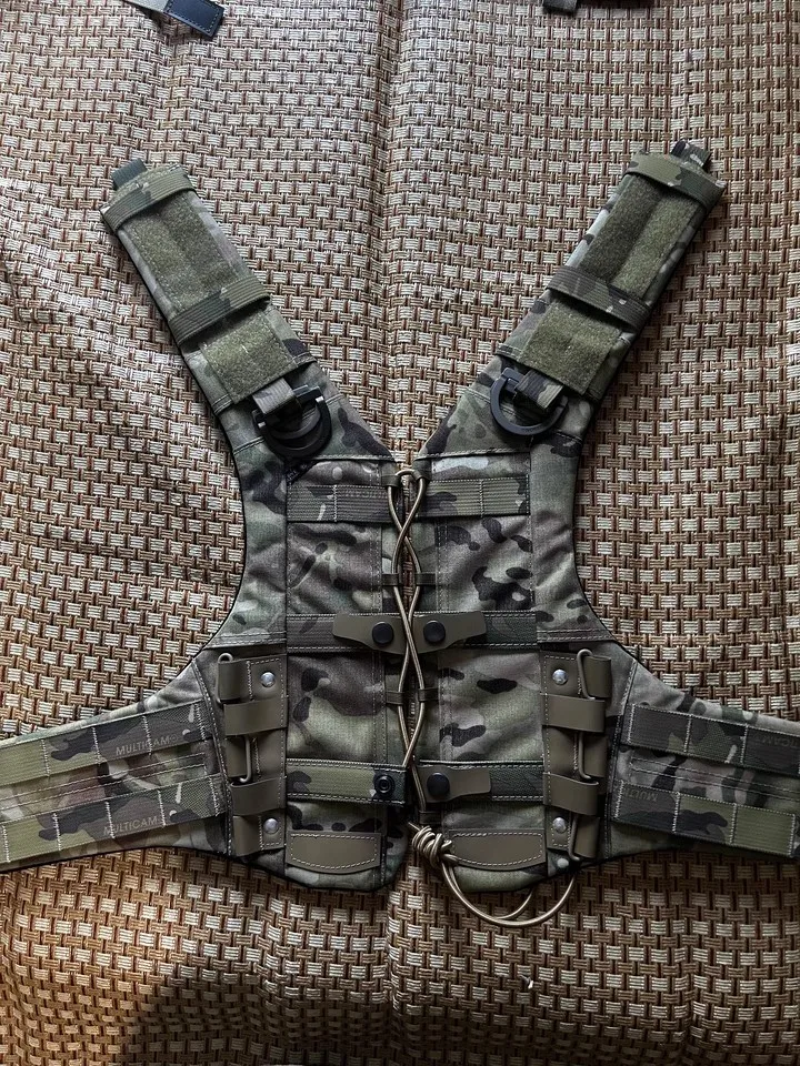 Detalle de las correas ajustables y hebillas de liberación rápida