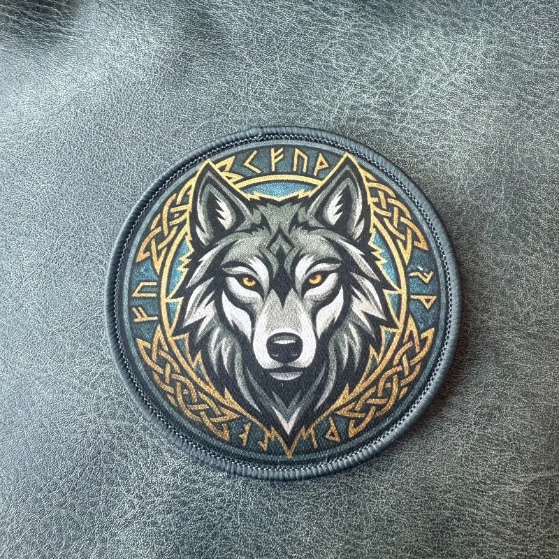 Parche táctico cabeza de lobo con runas nórdicas Velcro - imagen 2