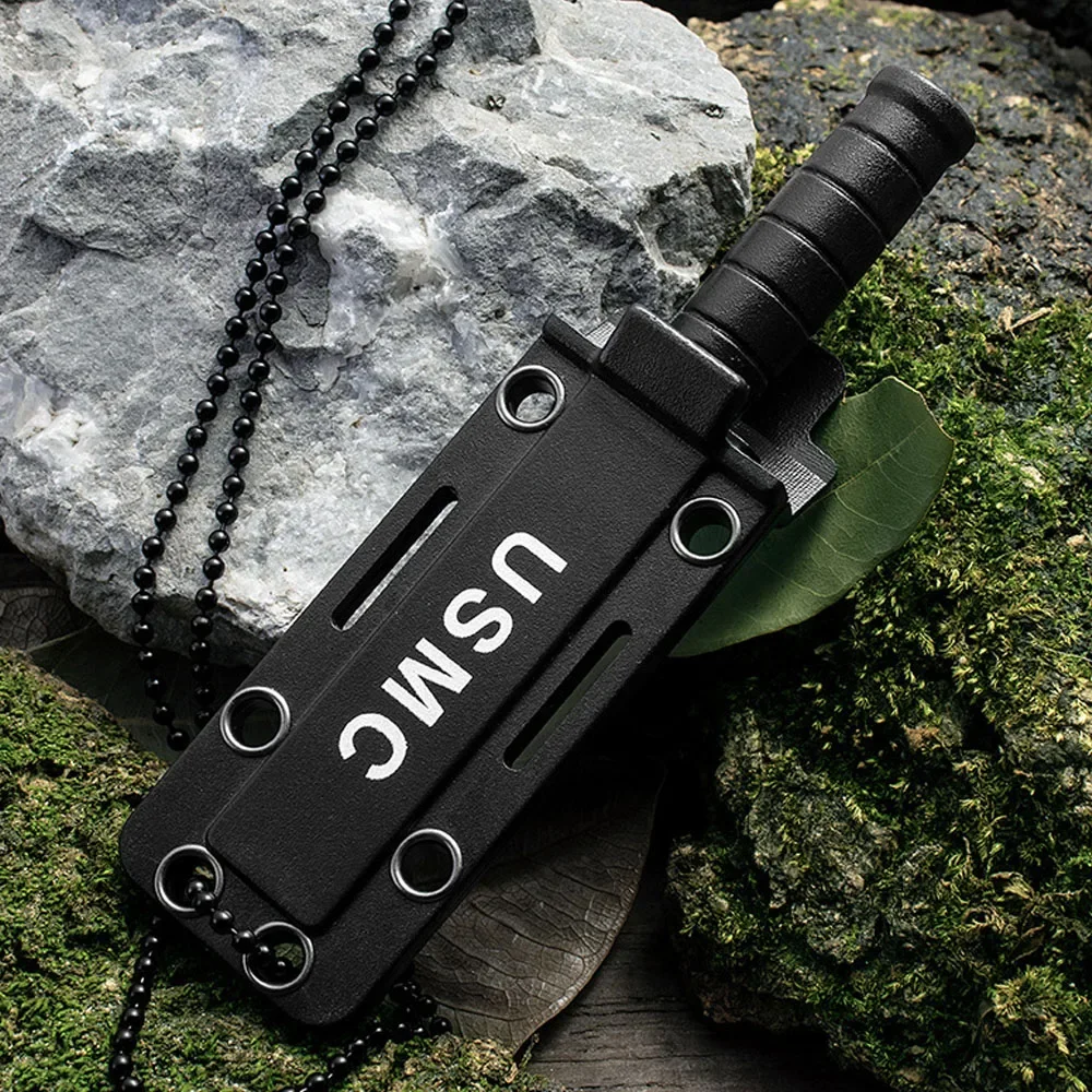 El cuchillo colgado como collar, listo para exteriores