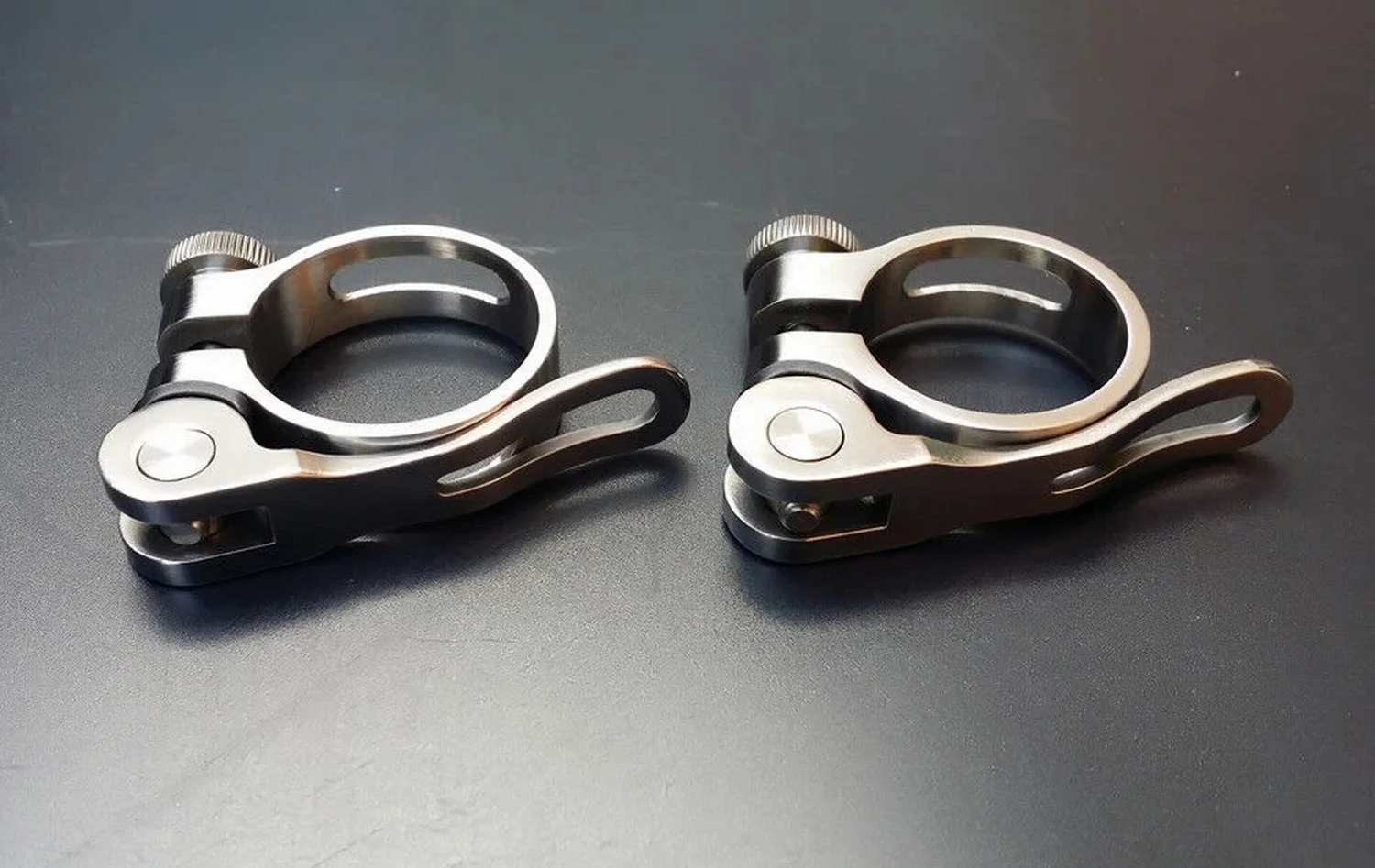 Detalle del sistema de ajuste mediante tornillo roscado