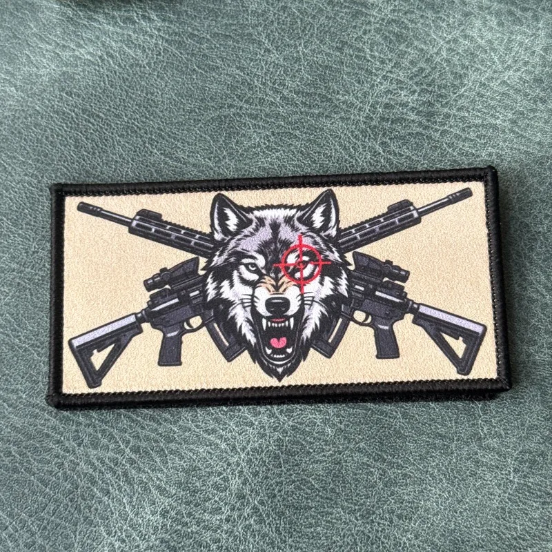 Parche táctico lobo con fusiles cruzados – gancho y bucle airsoft - imagen 4