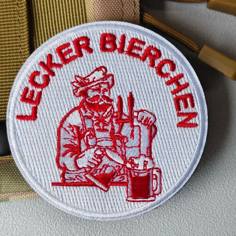 Parche táctico bordado Lecker Bierchen con velcro para mochila - imagen 2