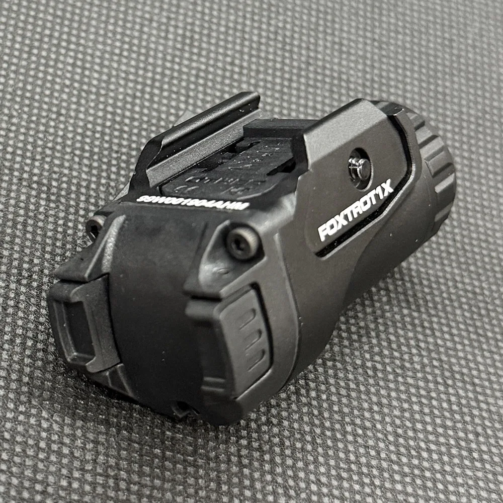 FOXTROT1X Linterna táctica LED con montaje en rail Picatinny arma corta