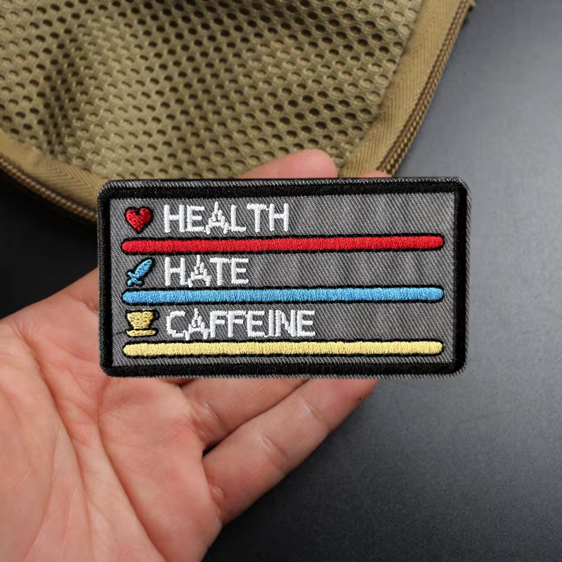 Parche bordado salud odio cafeína sobre tejido militar