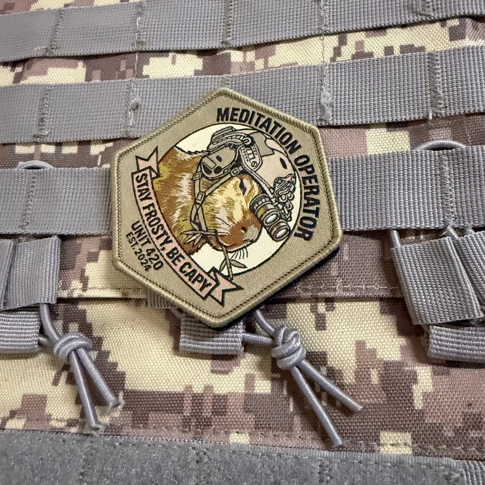 Parche táctico bordado capibara con velcro para mochila y equipo - imagen 4