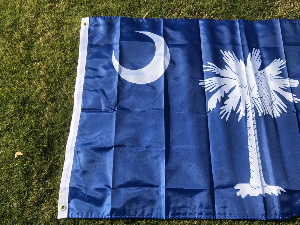 Bandera de Carolina del Sur izgada en asta exterior