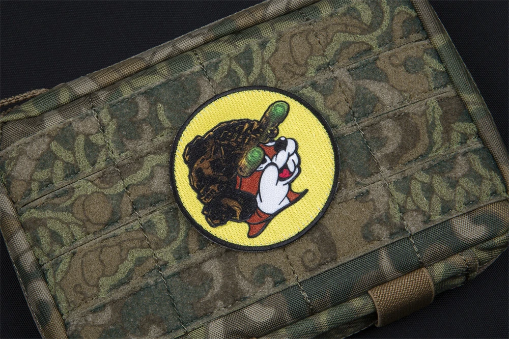 Detalle del diseño bordado del parche de mapache
