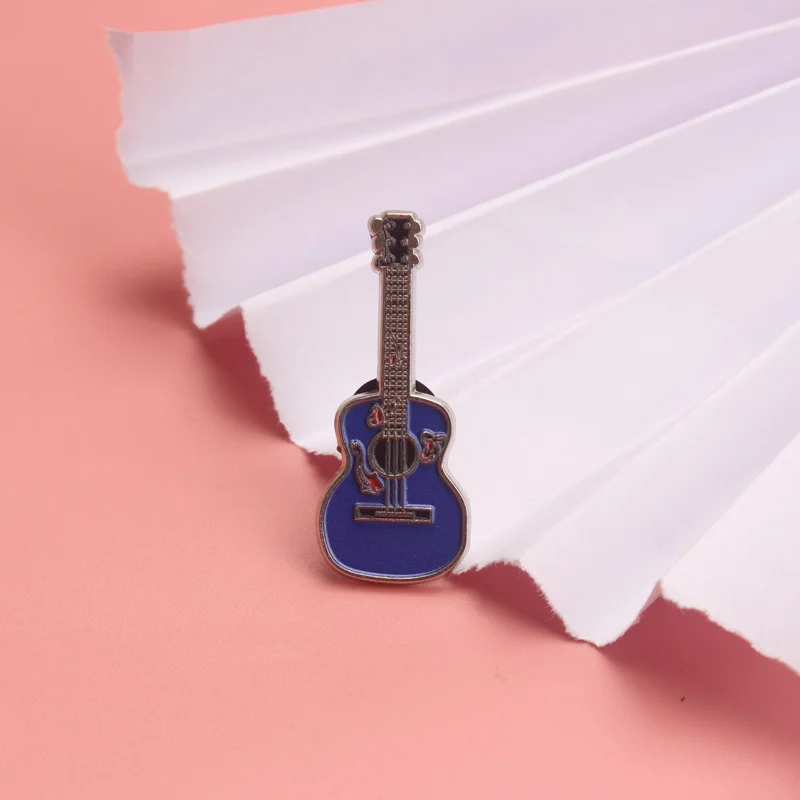 Pin esmaltado guitarra acústica azul vintage – Broche retro musical - imagen 4
