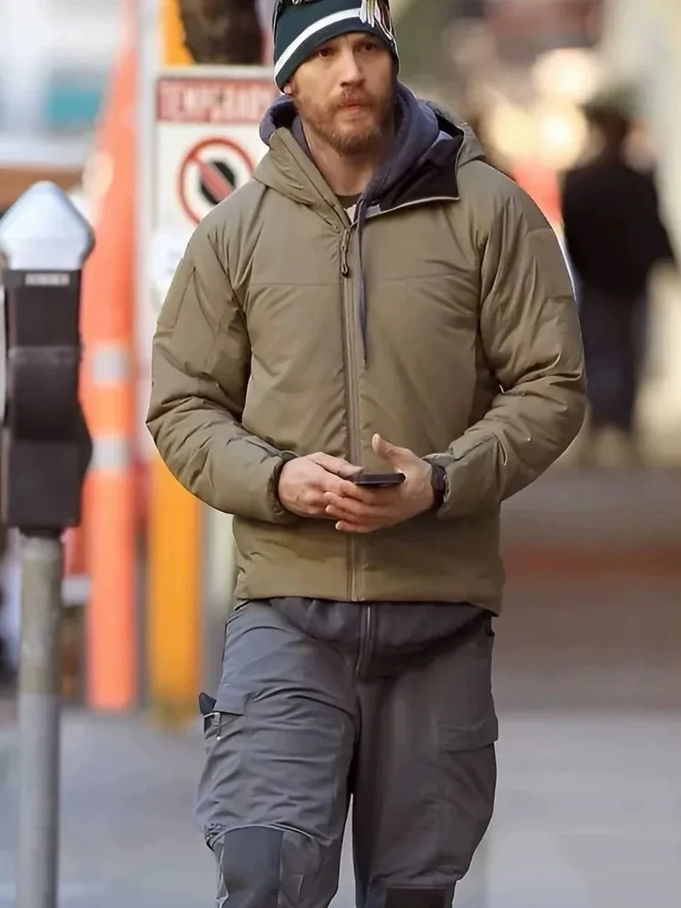 Chaqueta táctica con capucha y cuello alto