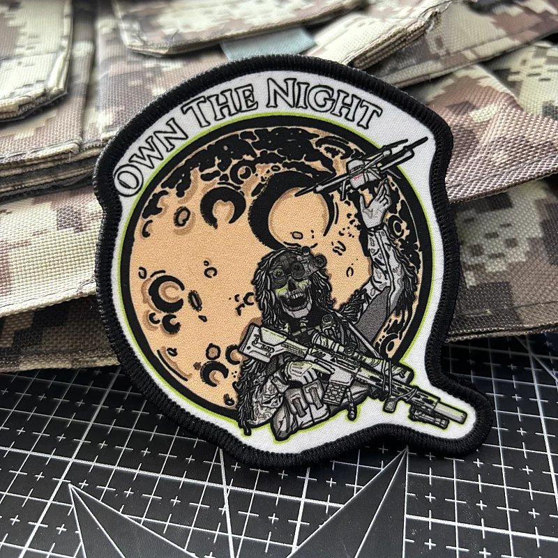 Parche táctico morale Own The Night – Rifleman velcro para mochila - imagen 3