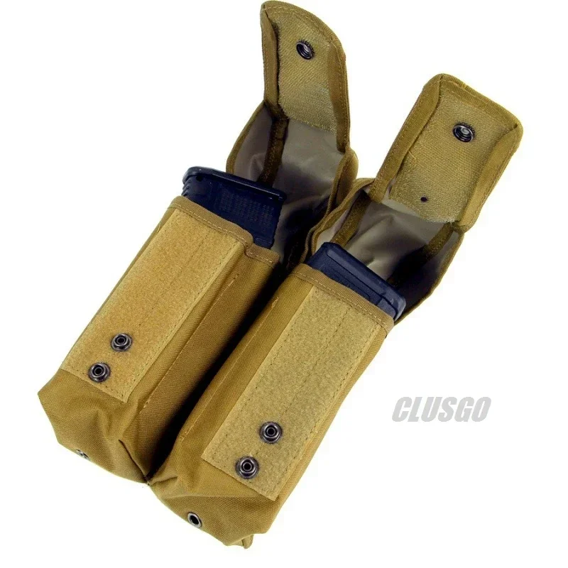 Cargadores AK insertados en la funda doble