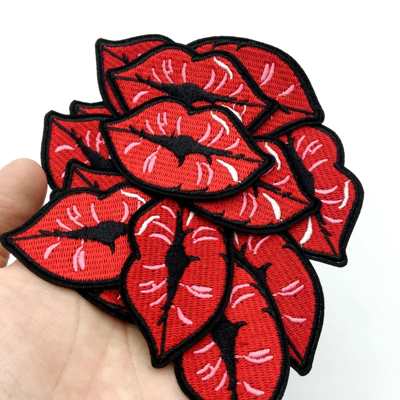 Parche de labios rojos sobre fondo negro