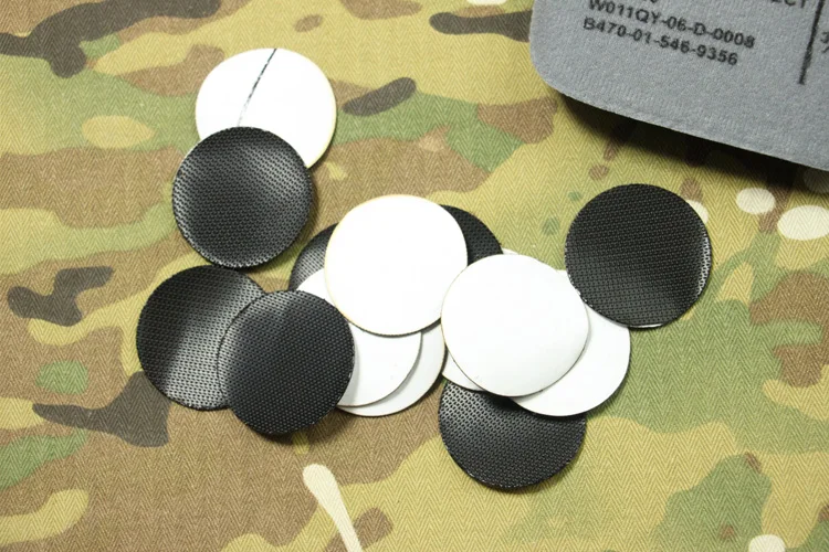 Laterales del casco con detalle del ajuste y acolchado