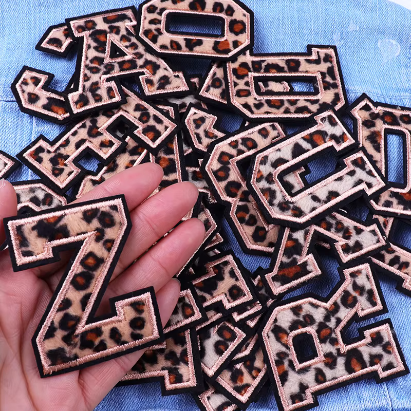 Parche bordado de letras con estampado leopardo para ropa y accesorios - imagen 2
