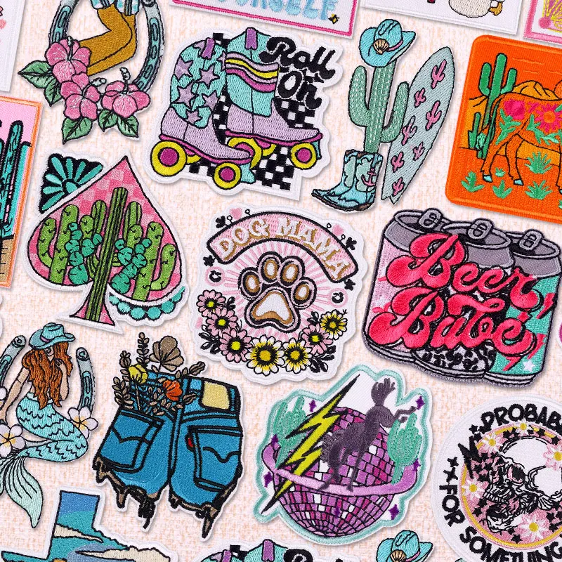 Parches bordados con letras de dibujos animados en diseño colorido