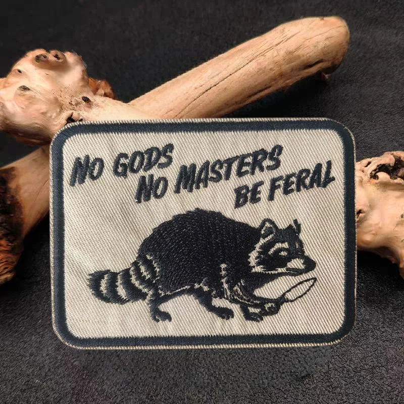 Parche bordado mapache No Gods No Masters – gancho y bucle para brazalete - imagen 3