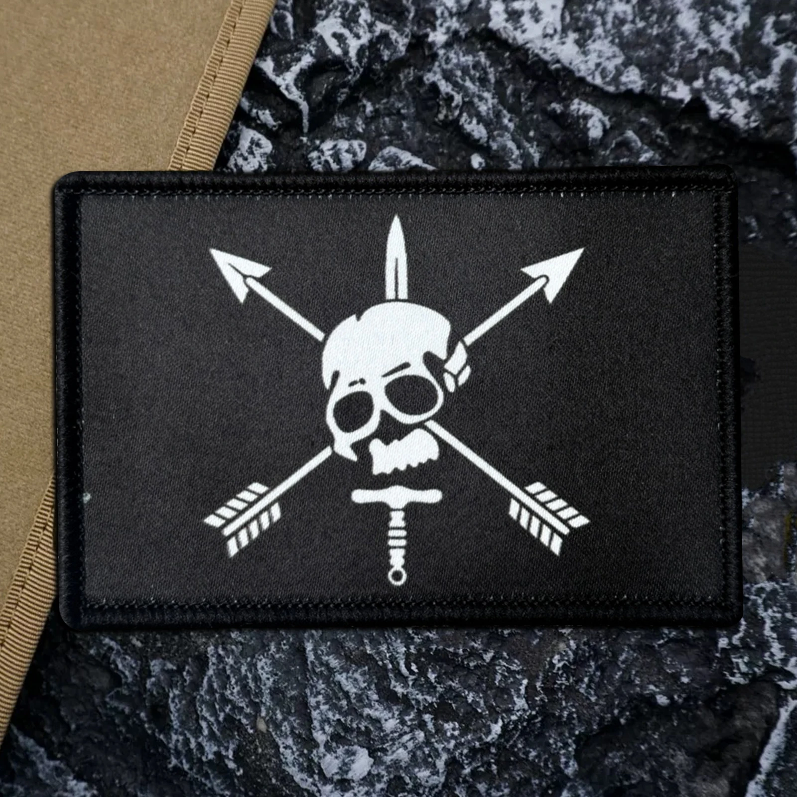 Parche táctico calavera militar con flechas cruzadas gancho y bucle - imagen 2