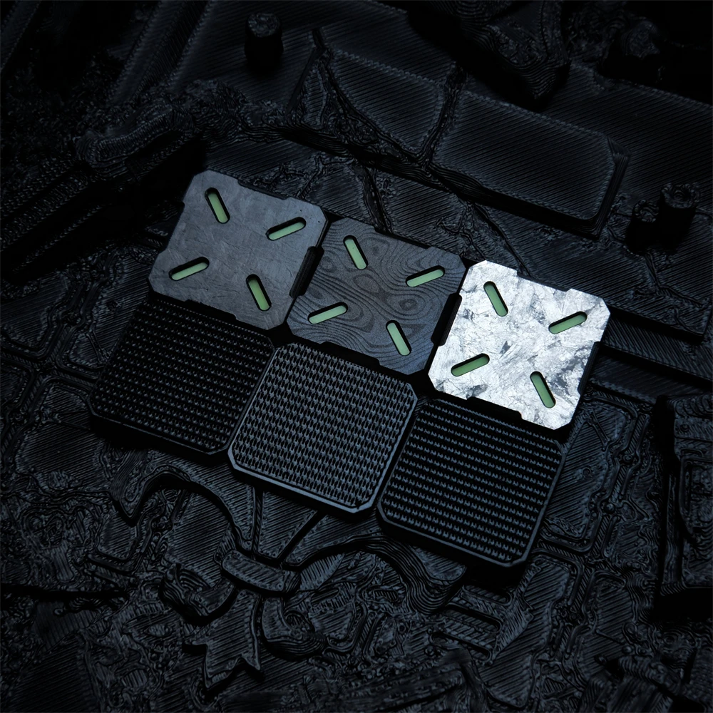Parche táctico cuadrado fibra de carbono con lámina luminosa plateada