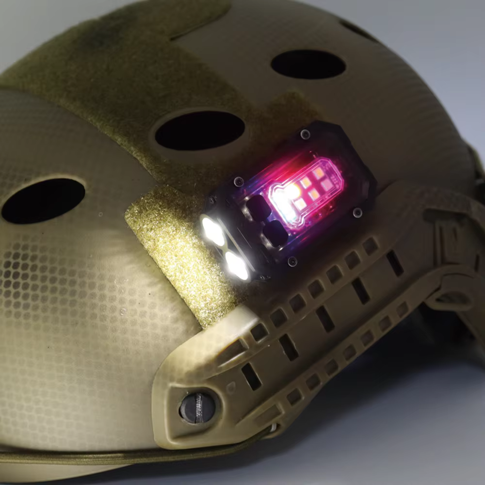 Luz táctica montada en casco FAST MICH mostrando modo luz única alta