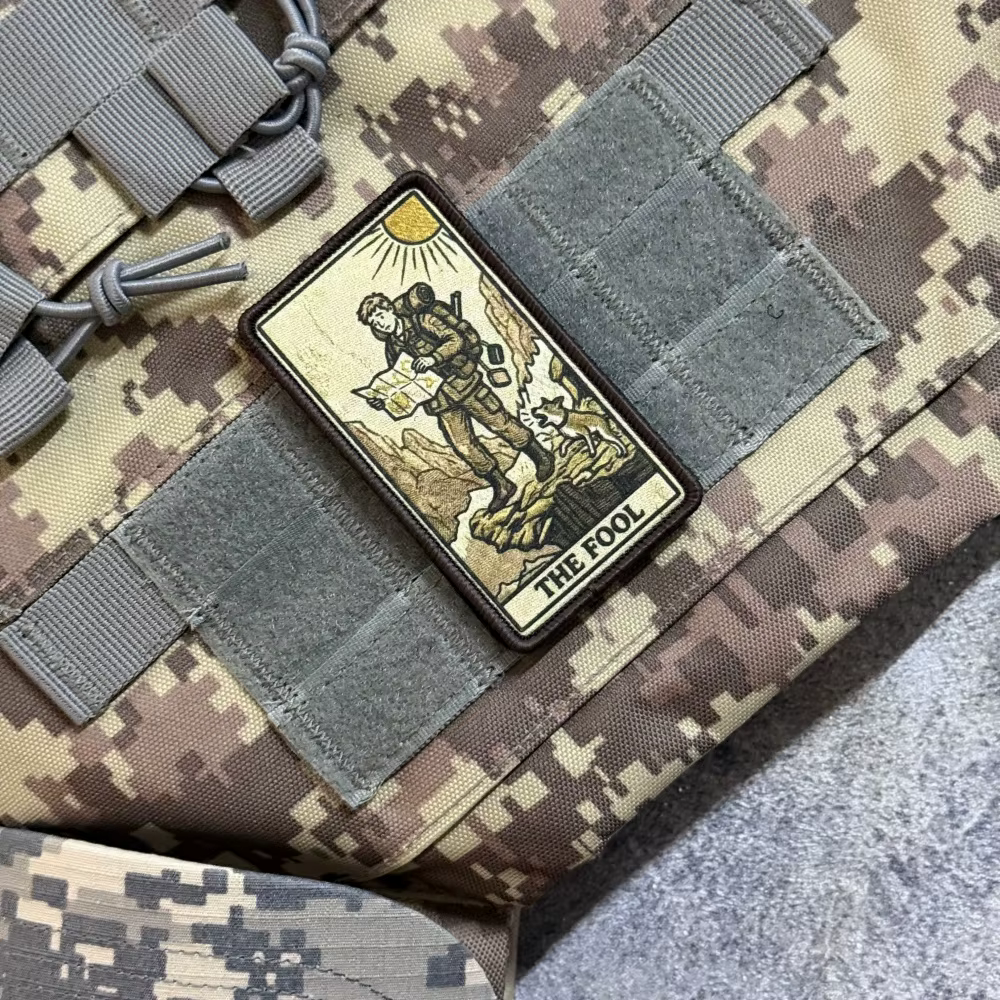 Parche táctico tarot El Tonto adhesivo con gancho para mochila - imagen 4