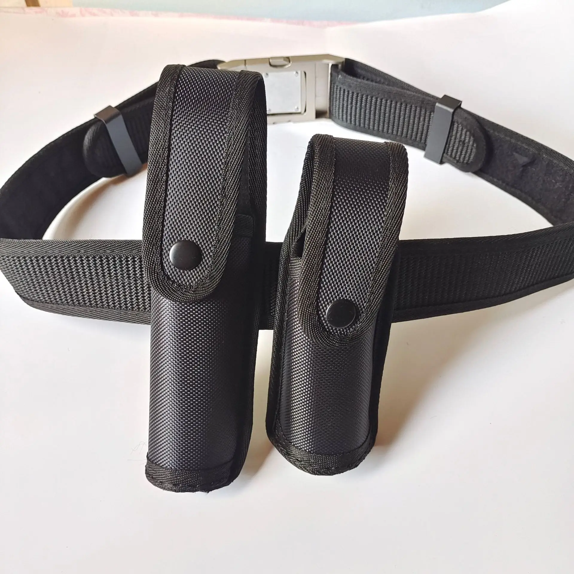 Cinturón táctico con bolsa y funda linterna exterior patrulla negra - imagen 4