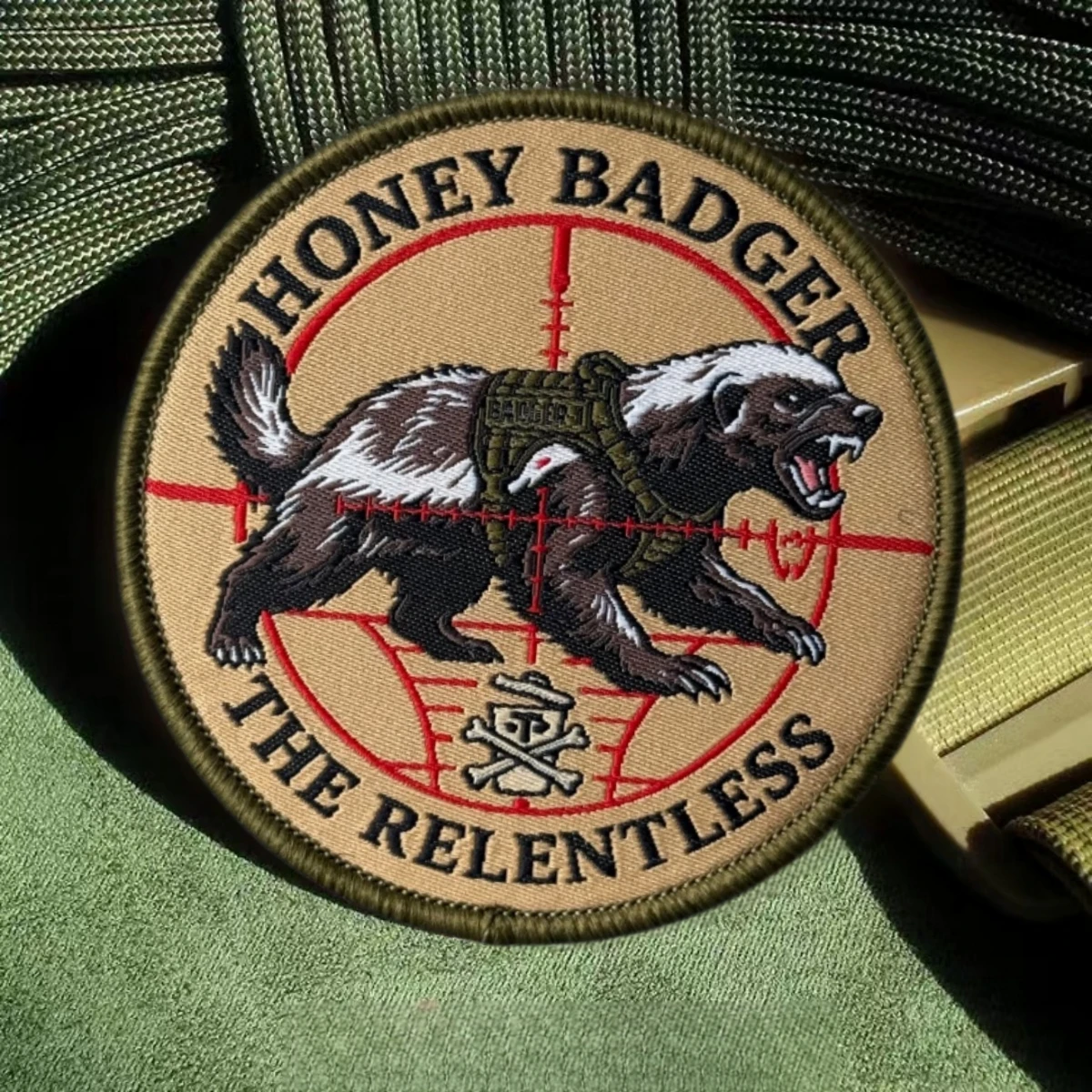 Parche táctico THE RELENTLESS Honey Badger bordado gancho y bucle - imagen 2