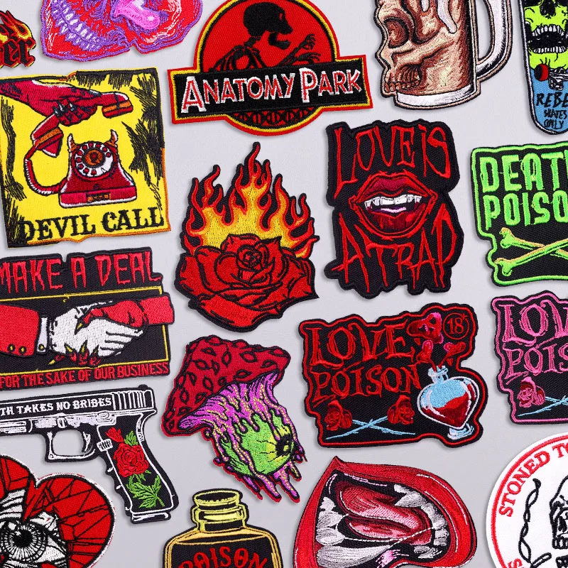 Parches bordados con calavera roja estilo punk
